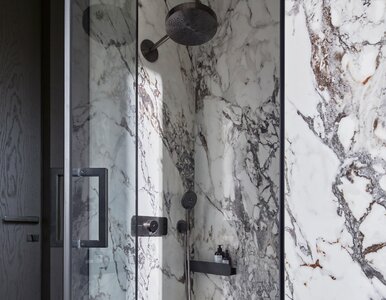 Miniatura: 25 małych łazienek z prysznicem. Tylko...