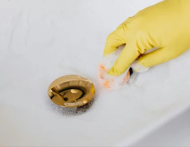 Miniatura: Wlej kapsułkę do zlewu. Rury same się...