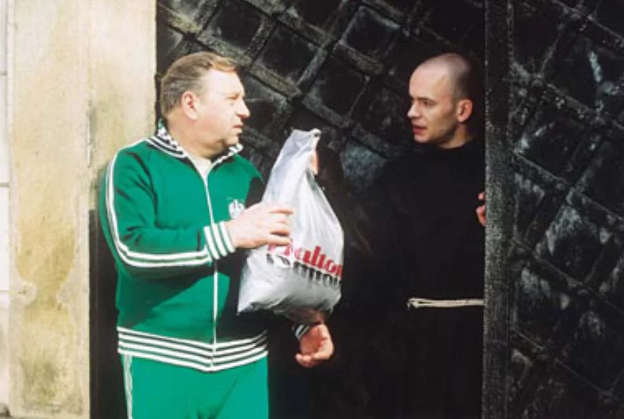 QUIZ z filmu „Pogoda na jutro”. Po ilu latach Stuhr wyszedł z klasztoru?