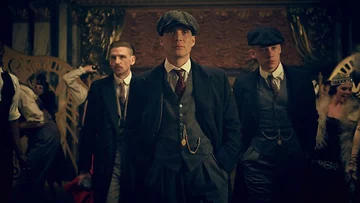 Na pierwszym planie kadru z serialu „Peaky Blinders” jest główny bohater, czyli: