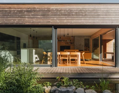 Miniatura: Do tego domu zaglądają natura i światło,...