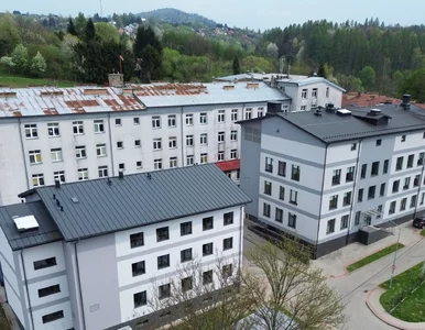 Miniatura: Premier: Porodówka działa. Dyrektor: Nie...