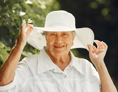Miniatura: Chmury nie chronią skóry. Seniorzy muszą...