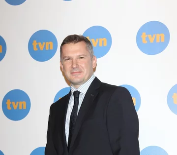 Jak nazywa się dziennikarz ze zdjęcia?