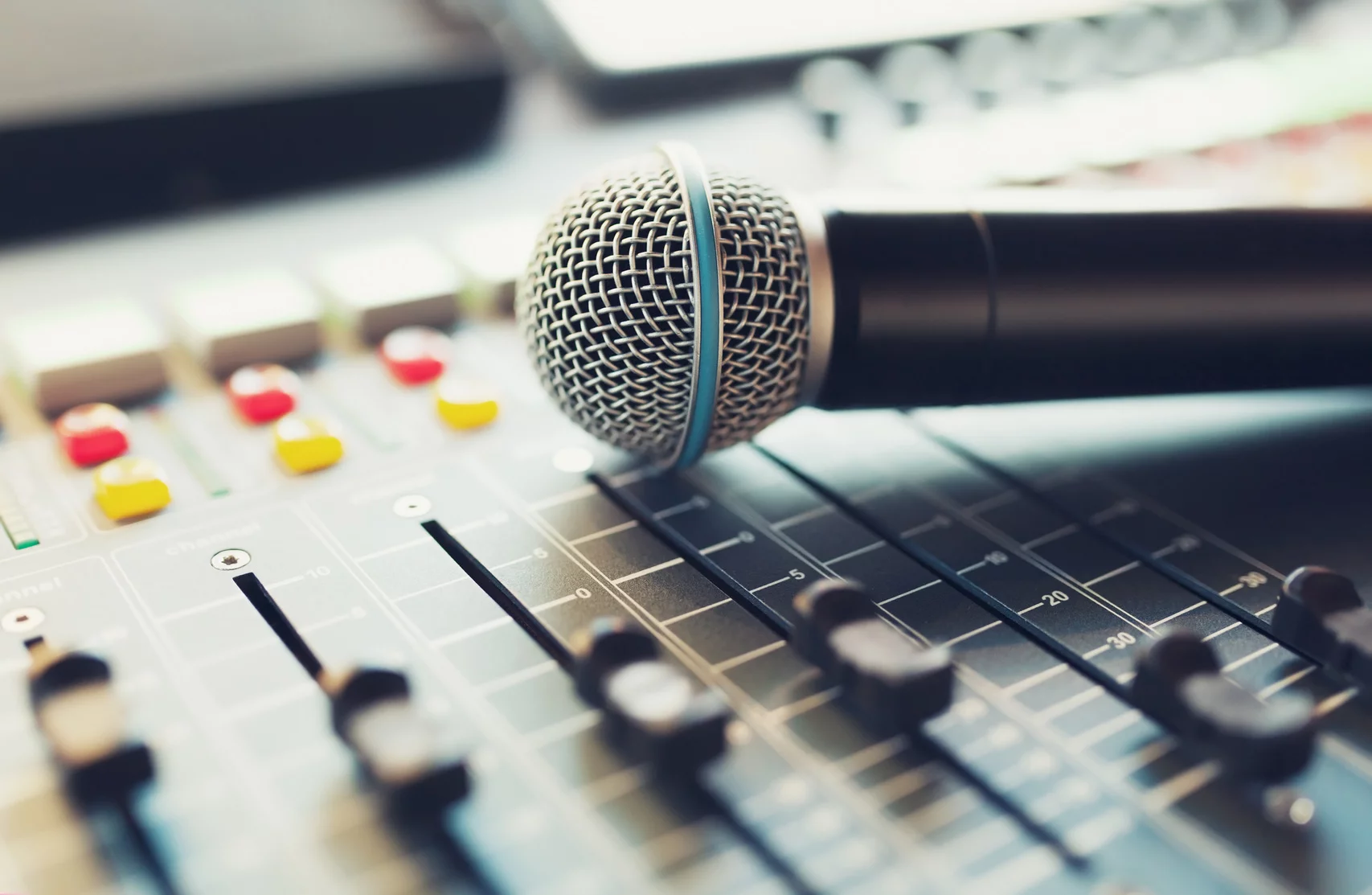 „Jolka, Jolka...”. Dokończ słowa legendarnych piosenek!