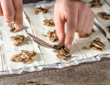 Miniatura: Zawijam pieczarki w gotowe ciasto i po 20...
