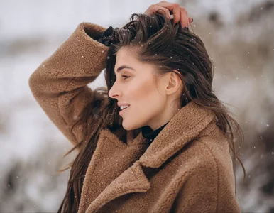 Miniatura: Przetłuszczająca się skóra głowy zimą. Jak...