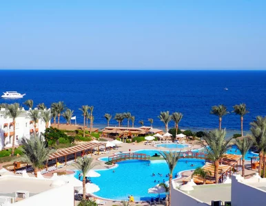 Miniatura: Dwa baseny i plaża z rafą koralową....