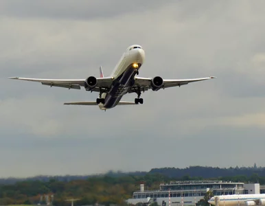 Miniatura: Silne turbulencje podczas lotu. Stewardesy...