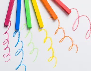 Miniatura: Wyciśnij, nałóż, potrzyj. Ślady kredek w...