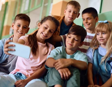 Miniatura: Zakaz smartfonów w szkołach? Ekspert: „To...