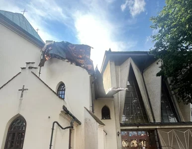 Miniatura: Wichura zerwała dach kościoła w Brzesku....