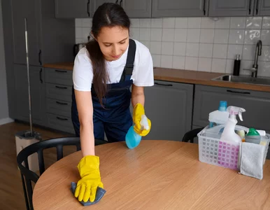 Miniatura: Dodaję dwie łyżki do wody i czyszczę...