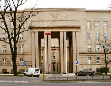 Miniatura: MEN oskarżane o inwigilację rodzin....