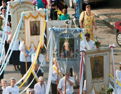 Miniatura: Nietypowe sceny na wodzie. Ksiądz na...