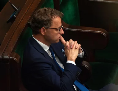 Miniatura: Romanowski wciąż otrzymuje ryczałt. Sejm...