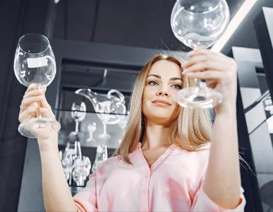 Miniatura: Zamocz szmatkę i potrzyj szkło. Od razu...