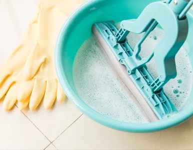 Miniatura: Myję podłogę tanim domowym sposobem....