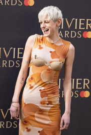 Emma Corrin w stylizacji inspirowanej balonami na gali Olivier Awards