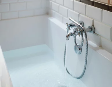 Miniatura: Płyn z apteczki wylej na wannę i brodzik....