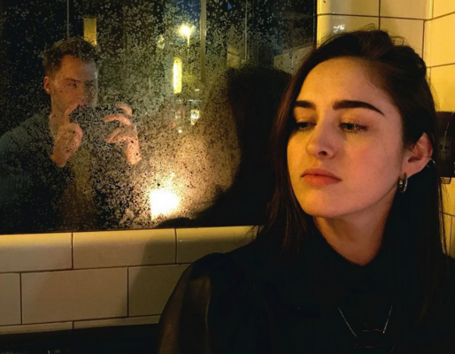 Miniatura: Cień i kość. Danielle Galligan – aktorka,...