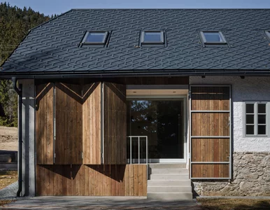 Miniatura: Stara leśna chata, która zaskakuje...