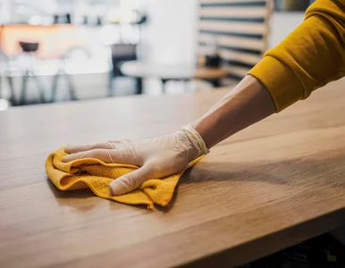 Miniatura: Wlej do ciepłej wody i przetrzyj meble....