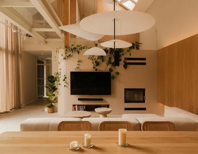 Miniatura: Jasne drewno i mikrocement. Beżowe wnętrza...