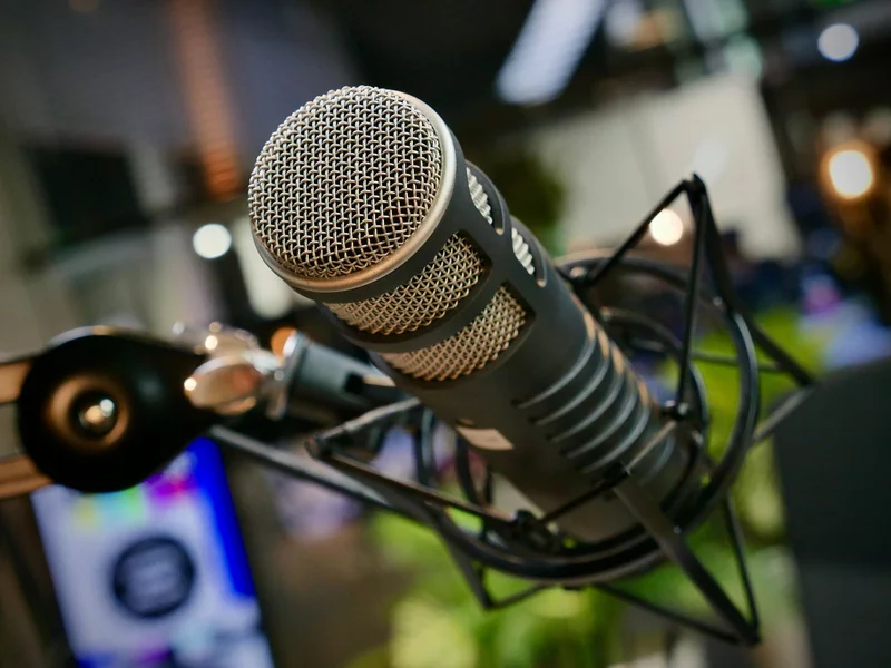 Ponad 80 milionów za... rozmowy. Forbes ujawnił króla światowych podcastów