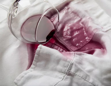 Miniatura: Dodaję kilka łyżek białego proszku i...