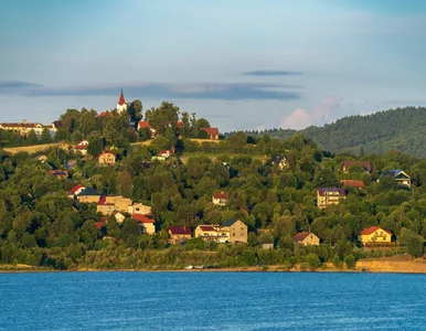 Miniatura: Tłumy turystów nad popularnym jeziorem....