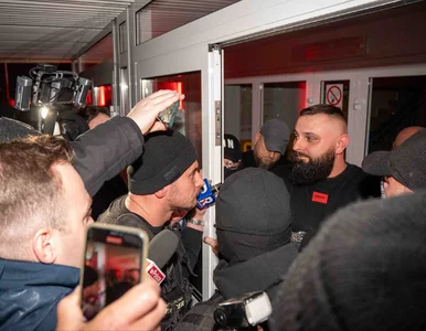 Miniatura: Szarpanina przed wejściem na debatę w...