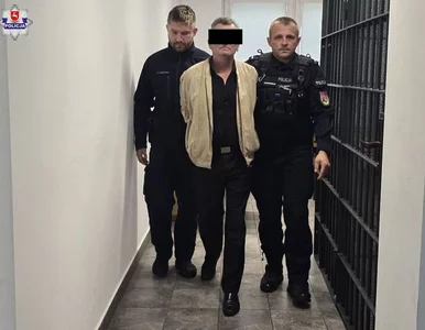 Miniatura: Z atrapą broni do komornika. Mieszkaniec...