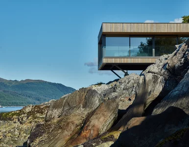 Miniatura: Zbudowali dom na stromej skale – nikt ich...