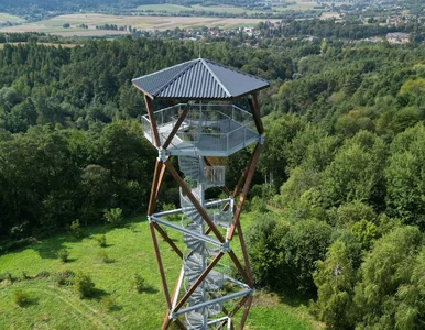 Miniatura: Nietypowy kształt i piękne widoki. Mniej...