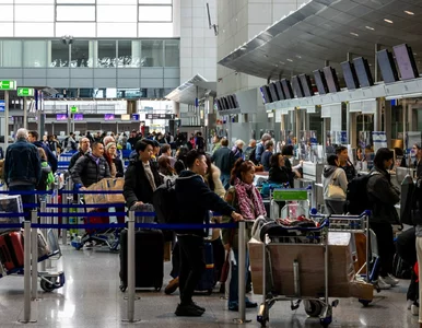 Miniatura: Polskie lotniska sparaliżowane. Odwołano...