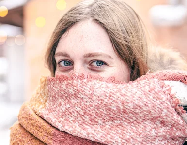 Miniatura: Zimą skóra pęka, usta pierzchną, nos...