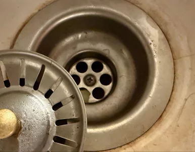 Miniatura: Wlej pół szklanki, a zatkany odpływ odetka...