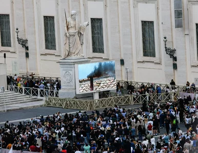 Miniatura: Konklawe 2025. Dym nad Kaplicą Sykstyńską....