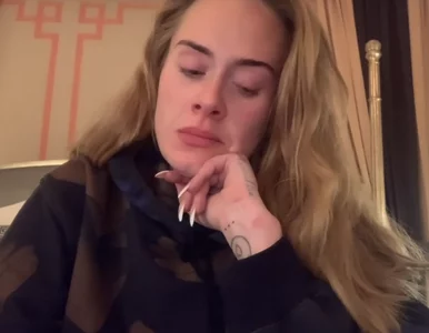 Miniatura: Adele we łzach podczas nagrania dla fanów....