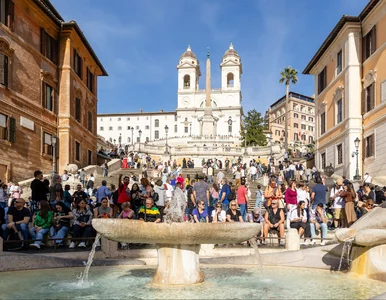 Miniatura: Duża zniżka na loty w środku wakacji....